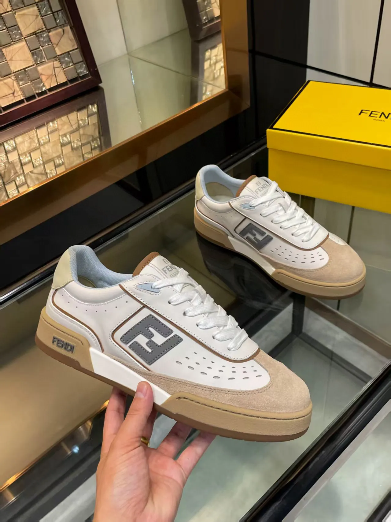 Factory price: 600💰Top version for couples Fendi 2025 New Year Hot Series [Couples👫Casual Sports Shoes] FD match Original Purchased One to One Reproduction The first sports shoe fendi match created by designer Kim Jones and Donkey Brand Trainer basketball sneakers, fresh blood injected with FF retro design Super good-looking and versatile, the upper is made of cowhide and cowhide splicing combination, with raised double F on the side The logo lining is made of terry velvet ✔️ Super soft on the feet, lightweight, comfortable to match with sweatshirts, Fabric: Cowhide ➕ Cow color matching, Outsole: Original open mold multi-color color matching sole, Packaging: Original full set of packaging, Size: Women's 35-40 / Men's 38-44, customized 45